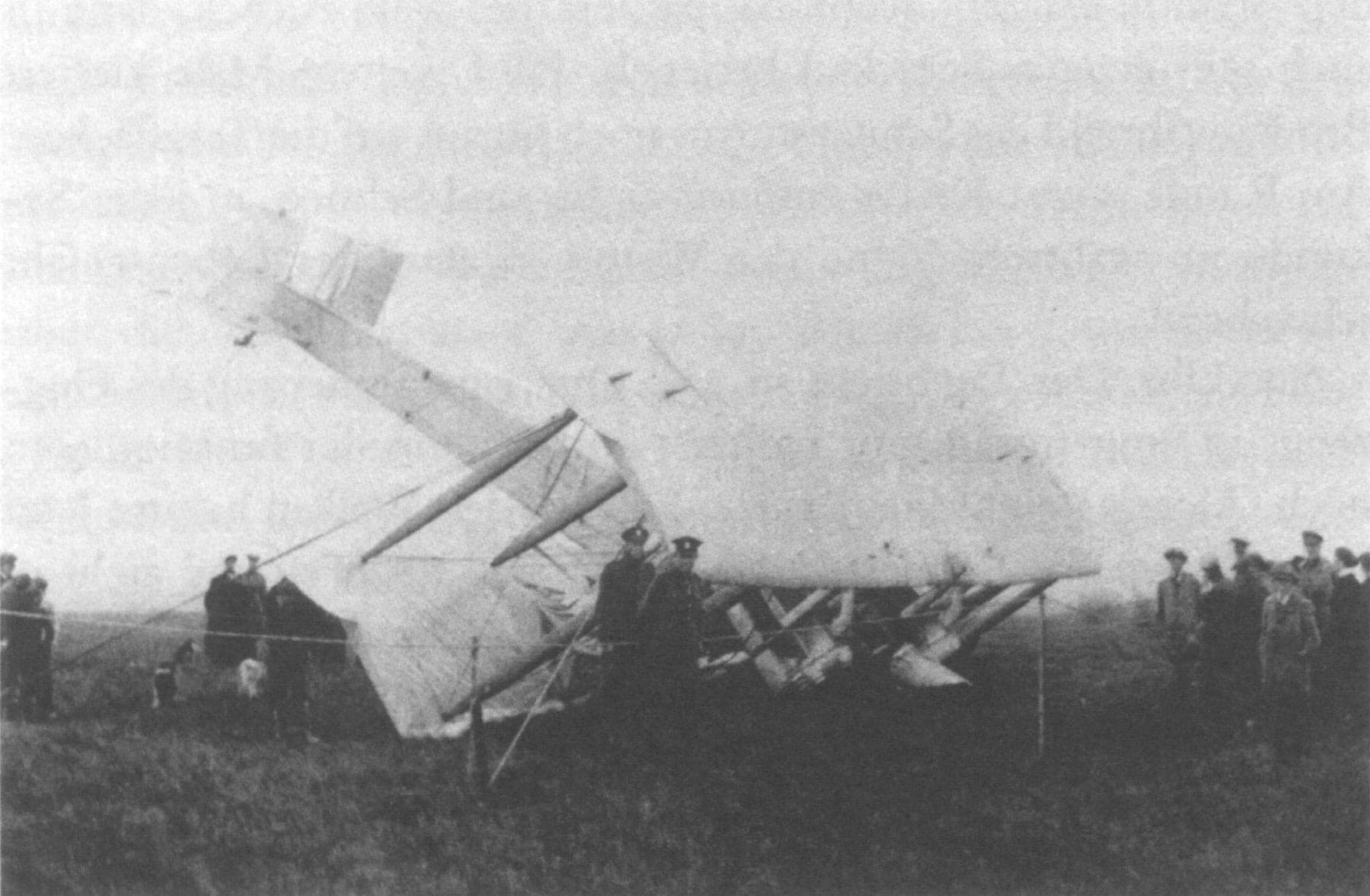 Le Vickers Vimy d'Alcock et Brown, le nez dans la tourbière de Clifden, en Irlande, au terme de la première traversée de l'Atlantique sans escale.