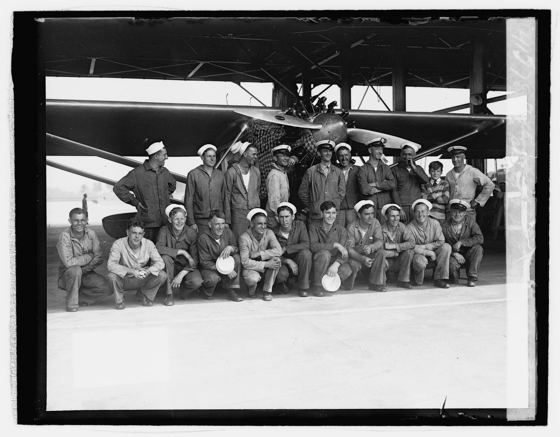 Les mécaniciens qui remontèrent le Spirit à Bolling Field, à Washington, après son retour par bateau.