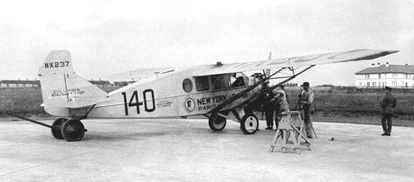 Le Bellanca WB-2 Columbia, peint pour la course New York to Paris, que Chamberlin mena jusqu'en Allemagne deux semaines après le vol de Lindbergh.