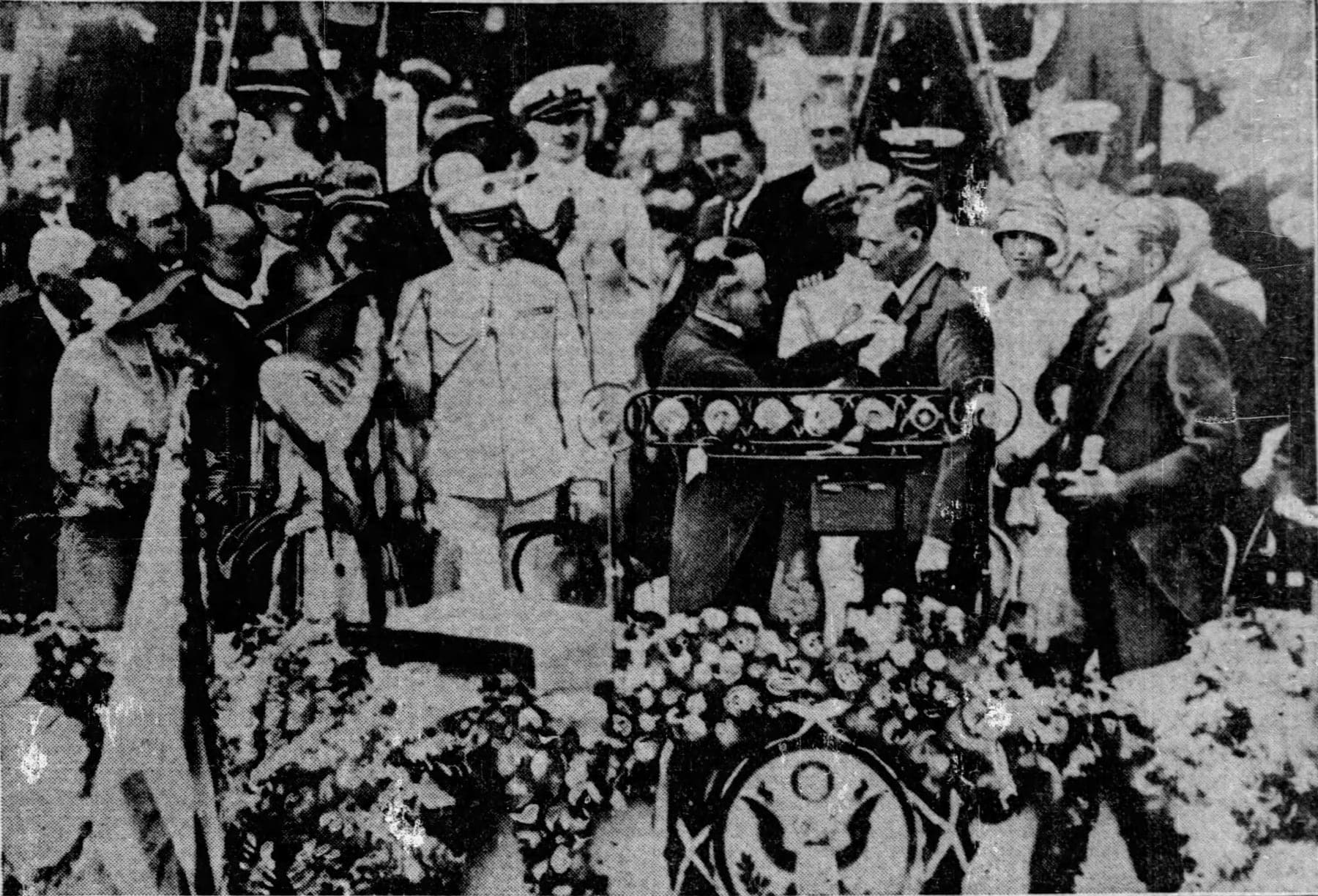 Le président Calvin Coolidge épingle la Distinguished Flying Cross au revers de Lindbergh, à Washington.