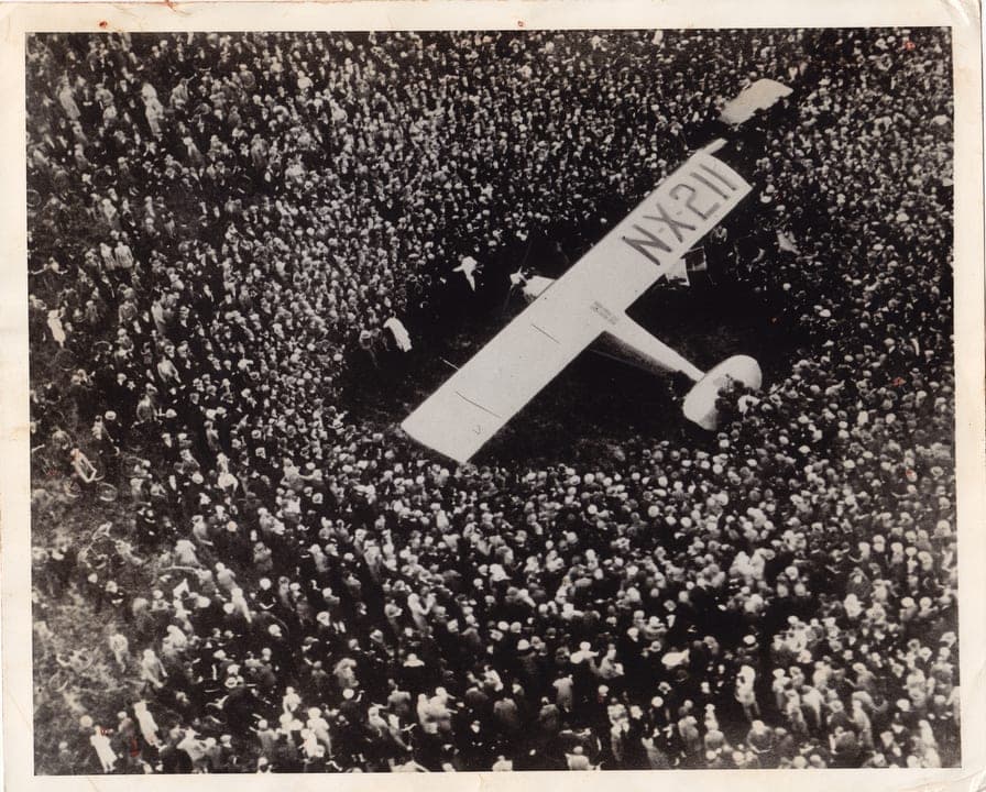 La foule autour de Lindbergh à son arrivée à l'aérodrome de Croydon, au sud de Londres.