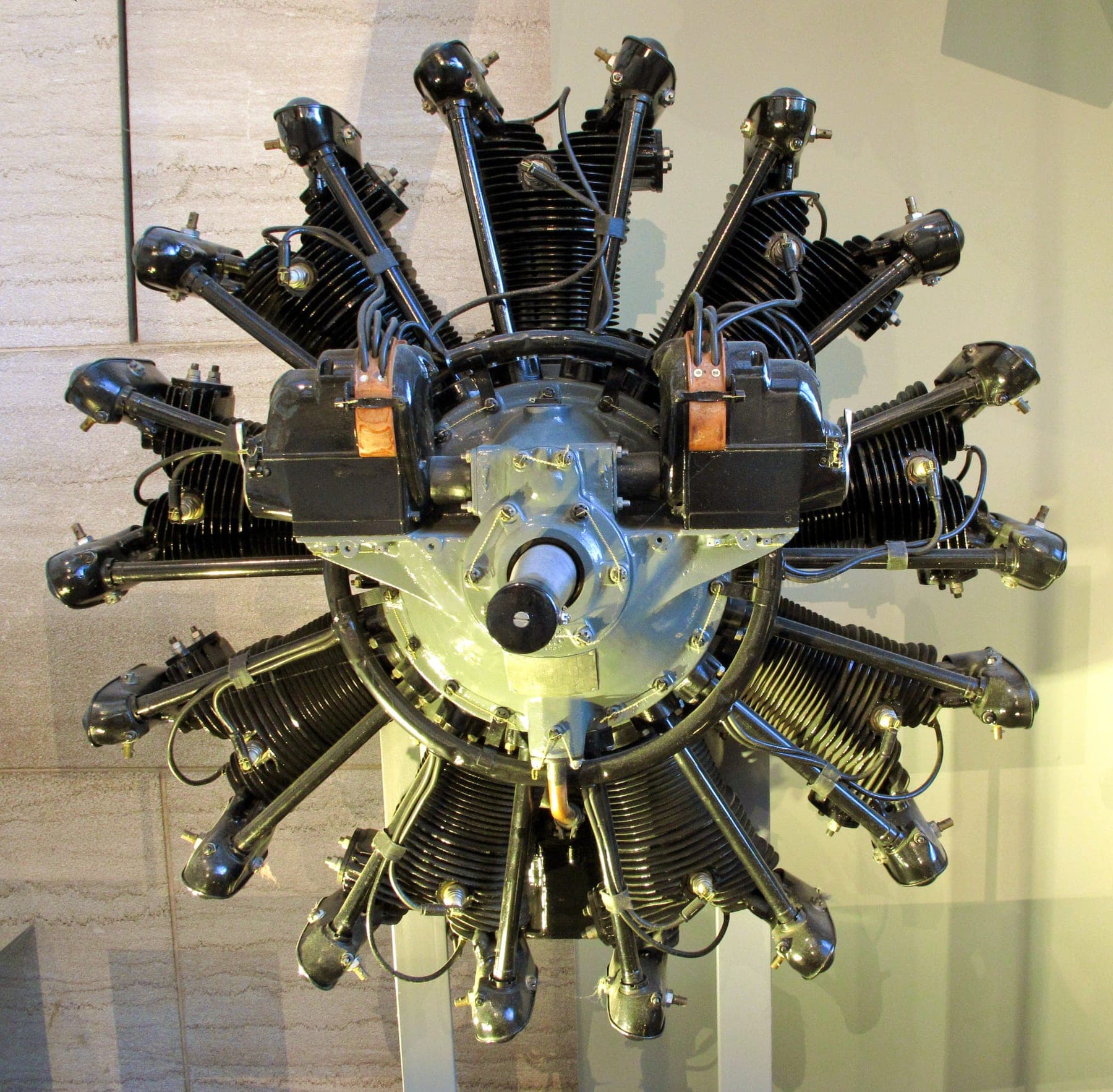 Un Wright J-5 Whirlwind conservé dans un musée : le moteur en étoile à neuf cylindres refroidi par air, du type qui équipait le Spirit.