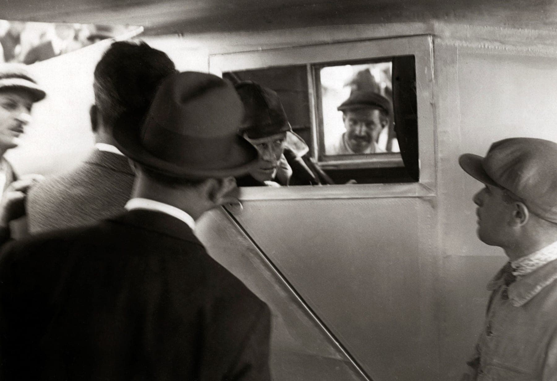 Lindbergh regarde par la fenêtre latérale du poste fermé : avec le réservoir principal devant lui, les fenêtres latérales et un périscope étaient sa seule vue.