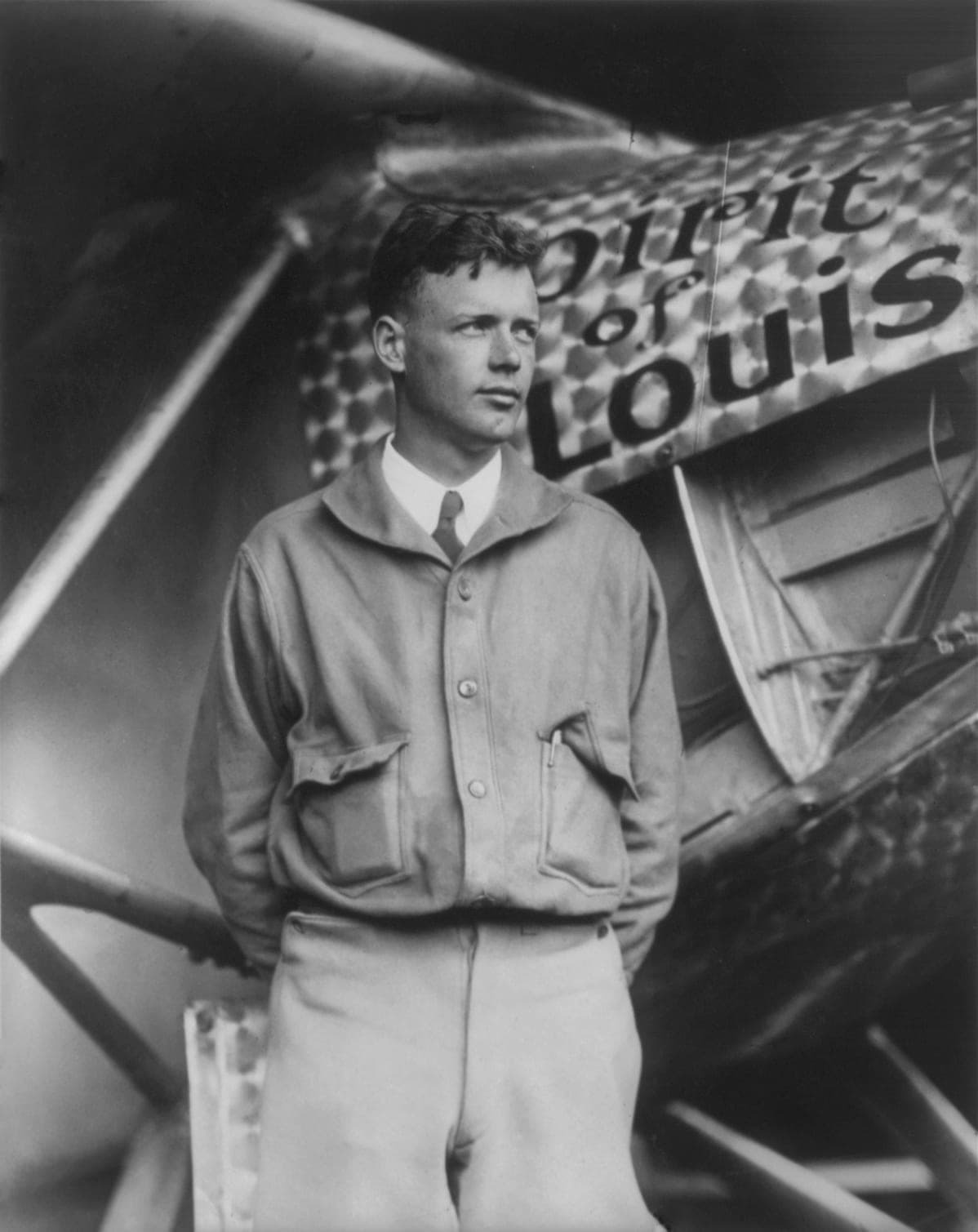 Portrait de Charles Lindbergh debout devant le Spirit of St. Louis en 1927.
