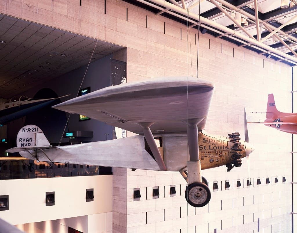 Le Spirit of St. Louis suspendu au National Air and Space Museum, à Washington.