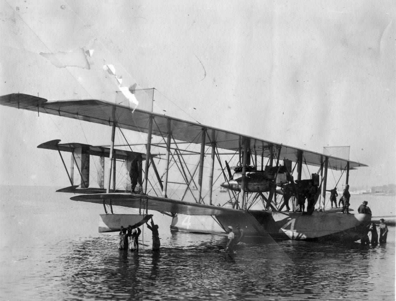 L'hydravion NC-4 de l'US Navy, qui traversa l'Atlantique par étapes en mai 1919.
