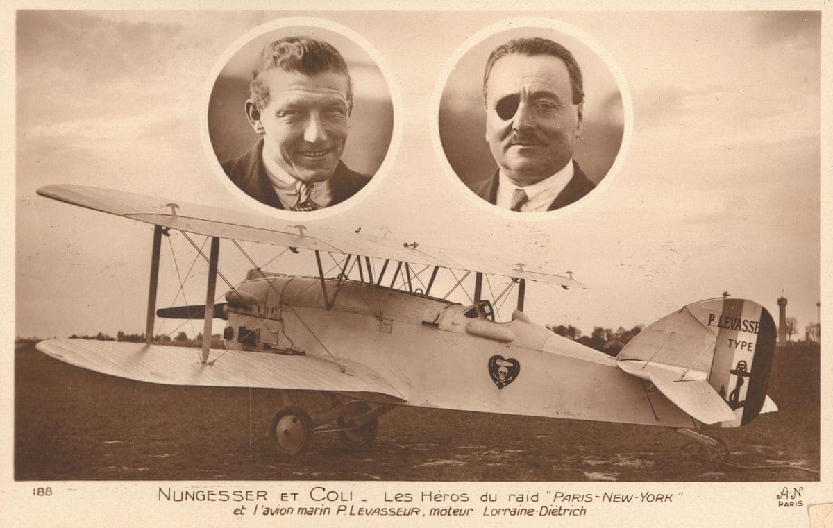 Carte postale de 1927 représentant L'Oiseau Blanc, le biplan Levasseur à bord duquel Nungesser et Coli quittèrent Le Bourget pour New York le 8 mai 1927 avant de disparaître.