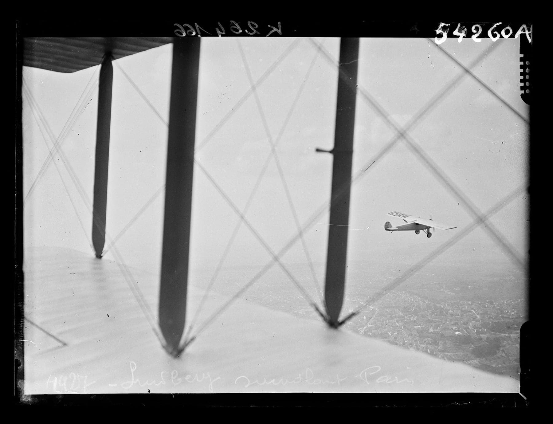 Le Spirit of St. Louis photographié depuis un autre avion alors que Lindbergh survolait Paris dans les jours qui suivirent son arrivée.
