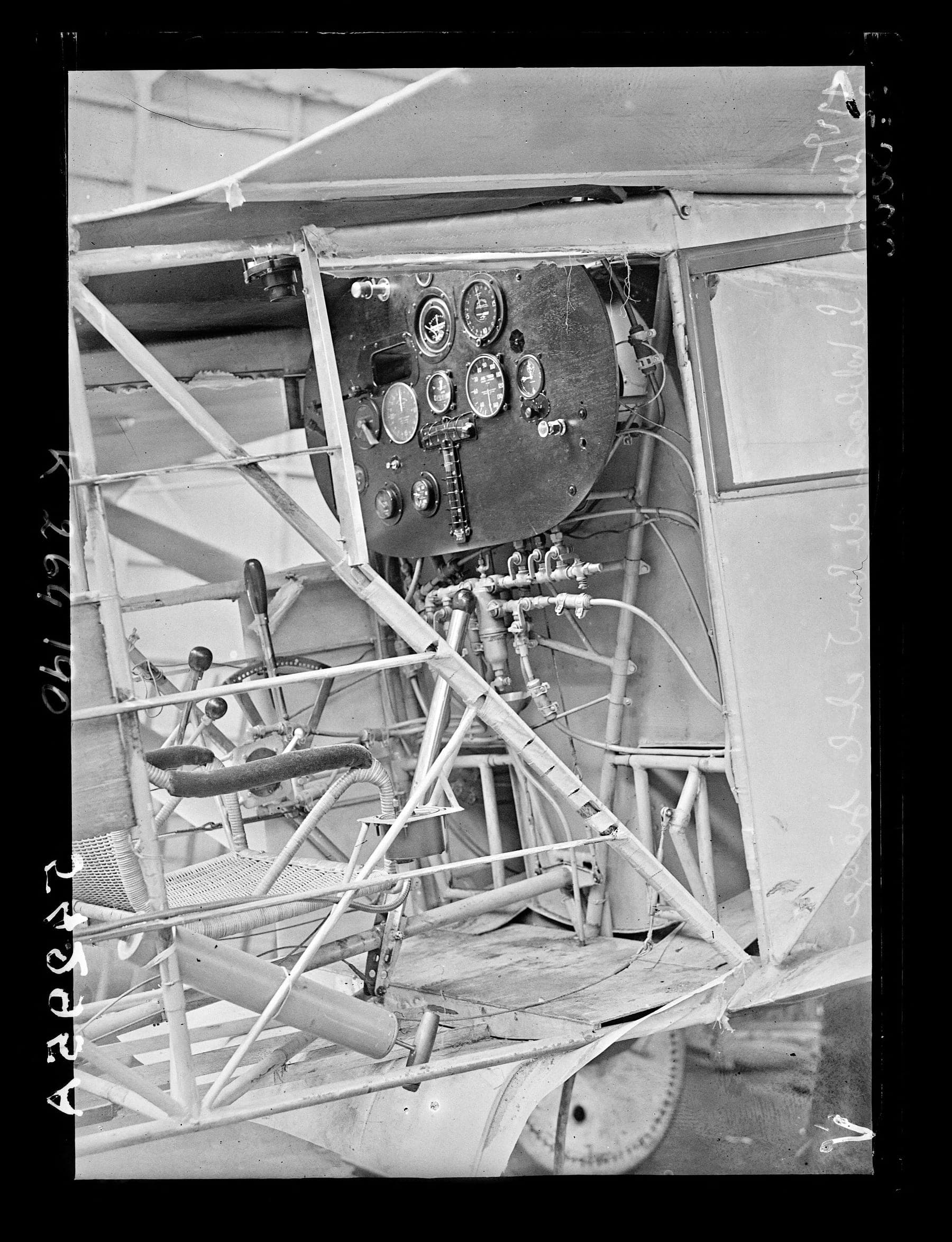 L'étroit poste de pilotage vu depuis la porte : le tableau de bord et le siège en osier où Lindbergh resta assis trente-trois heures.