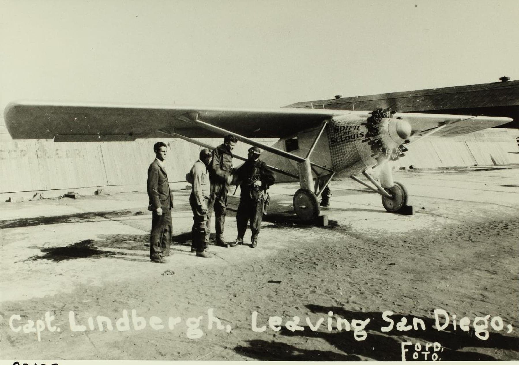 Lindbergh et l'équipe de Ryan réunis autour du Spirit à Rockwell Field, North Island (San Diego), juste avant le vol vers Saint-Louis.