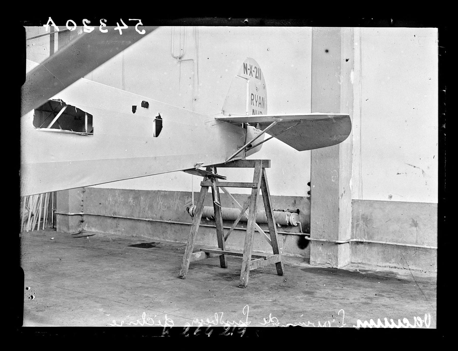 Le Spirit au Bourget, la toile du fuselage arrachée par les chasseurs de souvenirs de la foule venue l'accueillir.