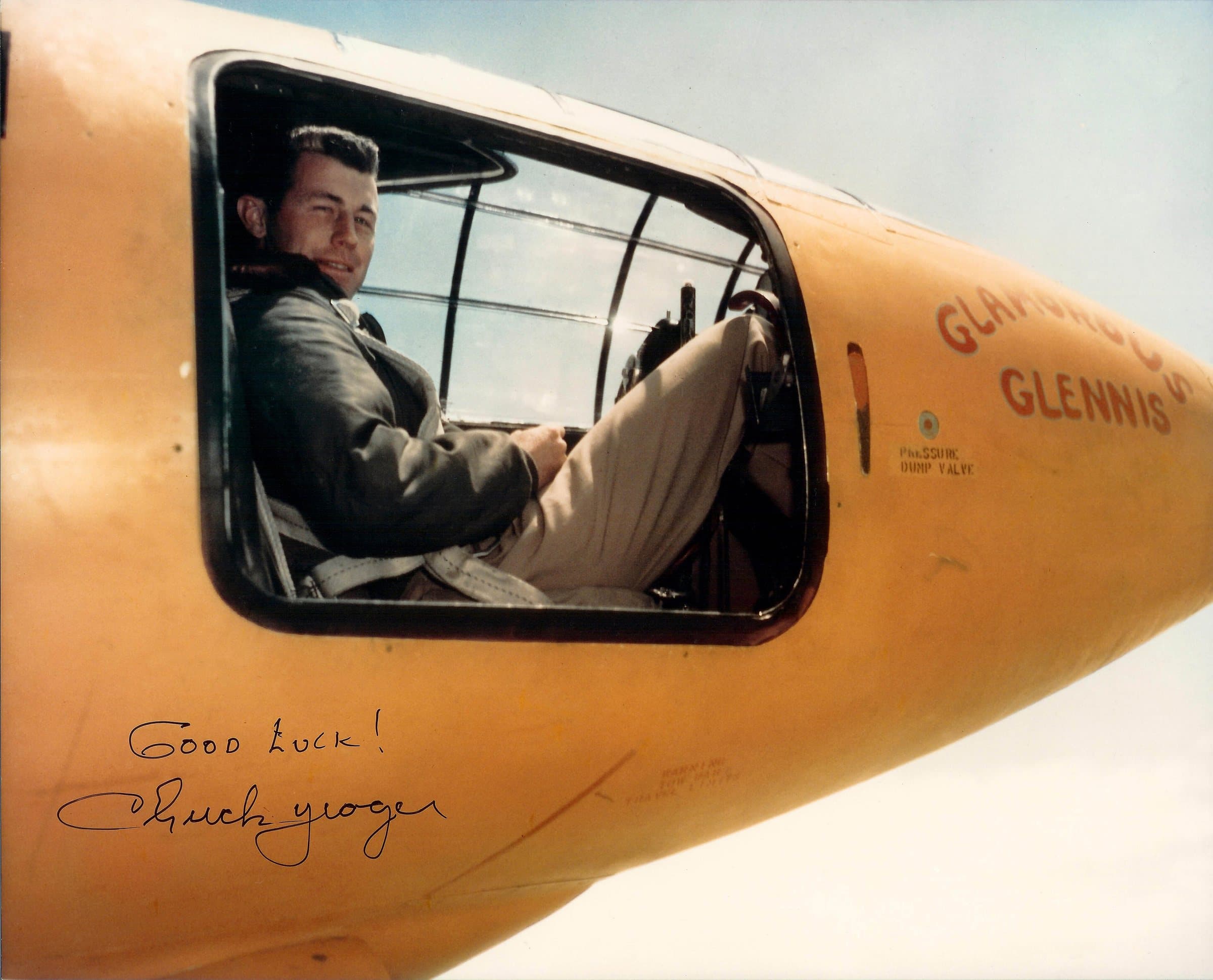 Chuck Yeager auprès du Bell X-1 en 1947