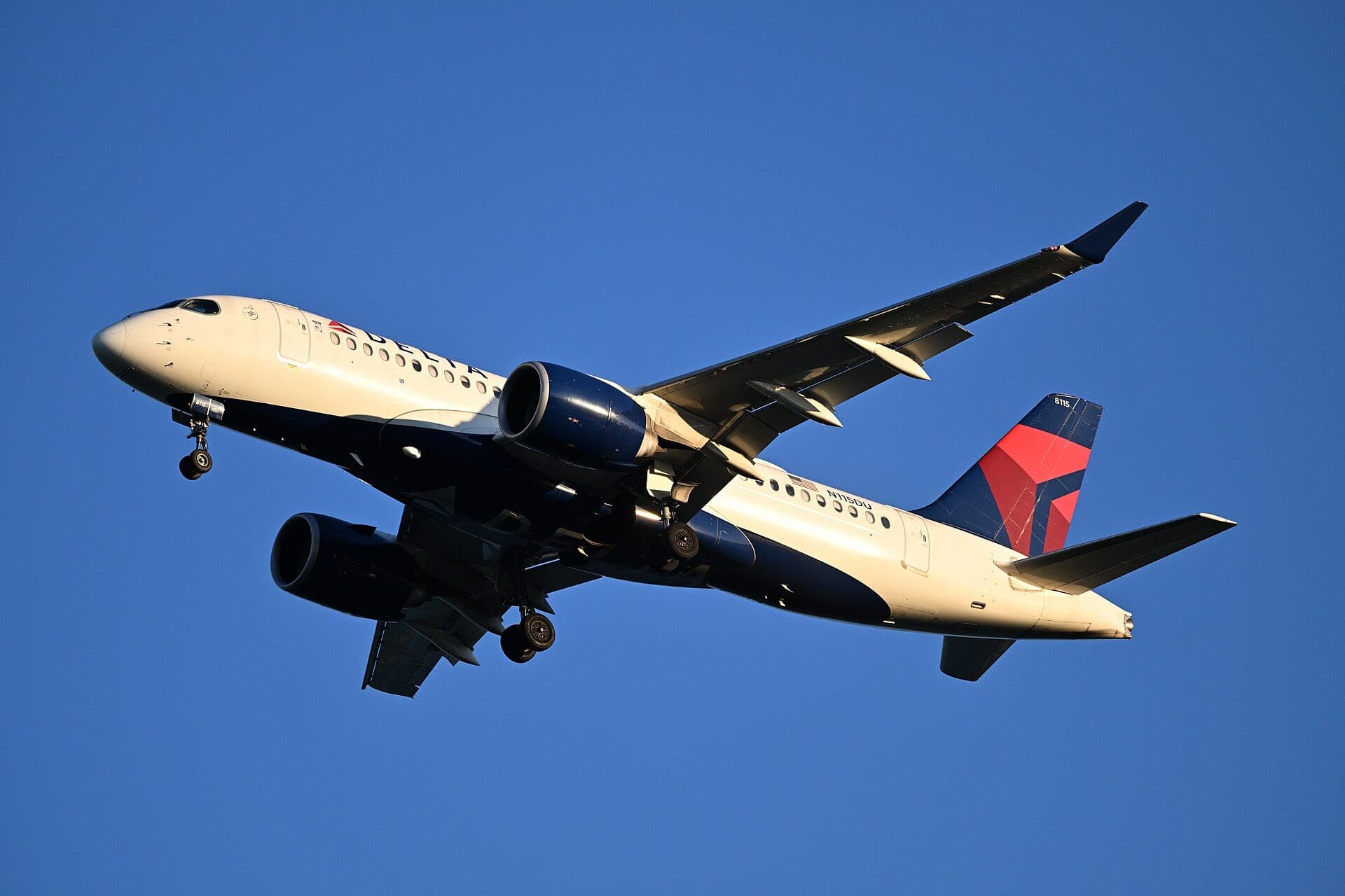 Un Airbus A220-100 de Delta Air Lines en approche de Boston, en octobre 2024