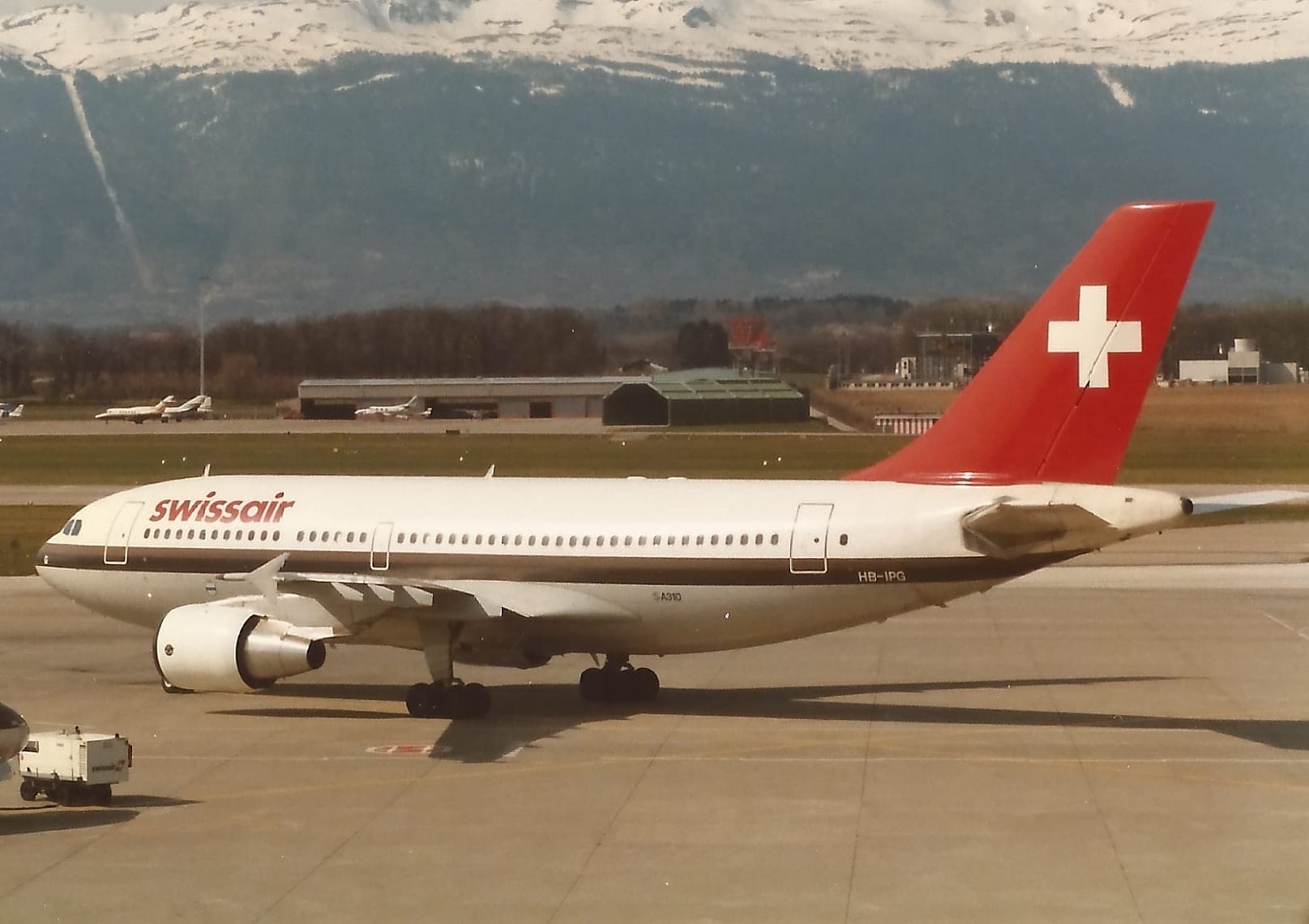 Un Airbus A310 de Swissair à Genève en mars 1988