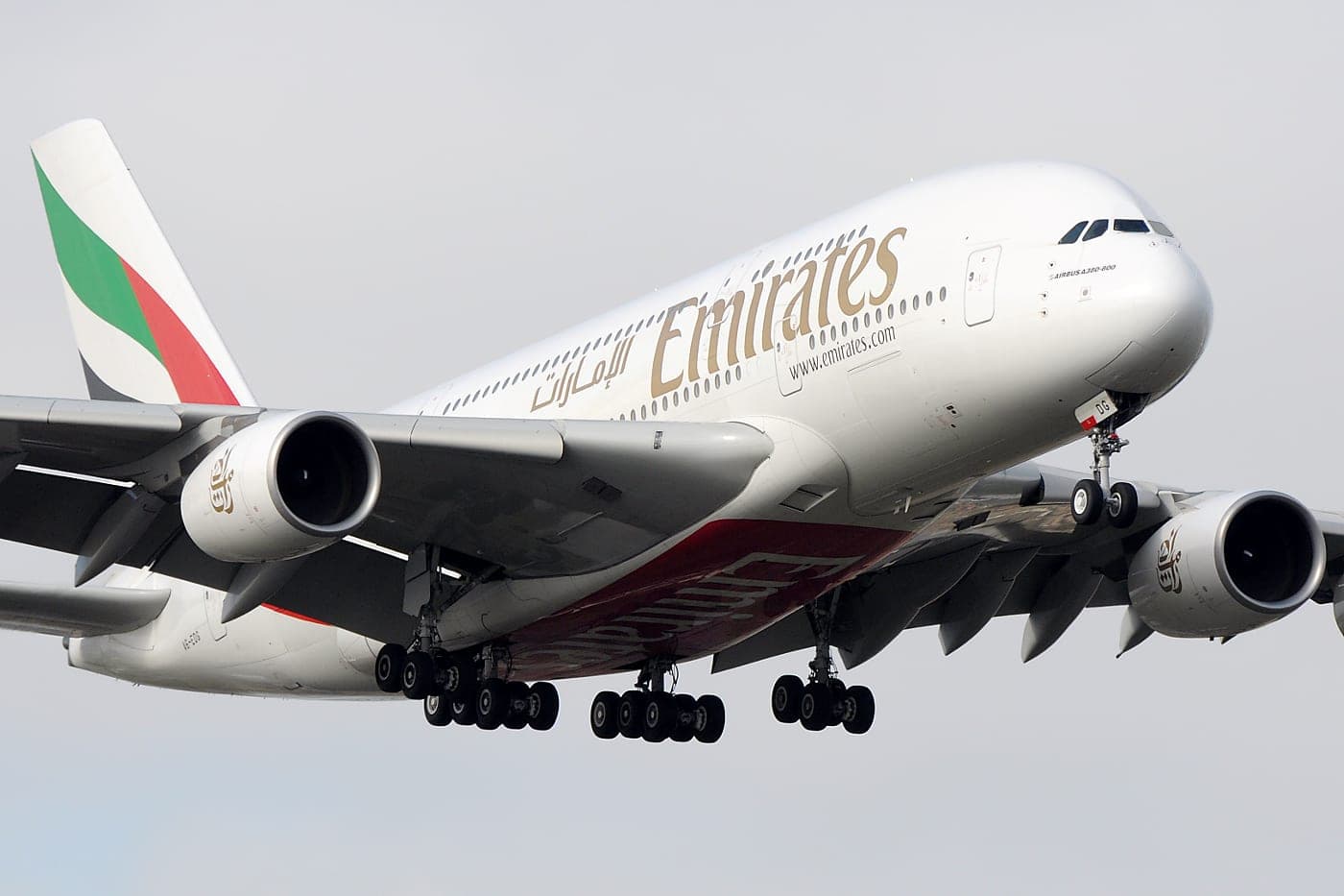 Un Airbus A380 d'Emirates à l'atterrissage à Londres-Heathrow, la compagnie qui a pris presque la moitié des A380 construits
