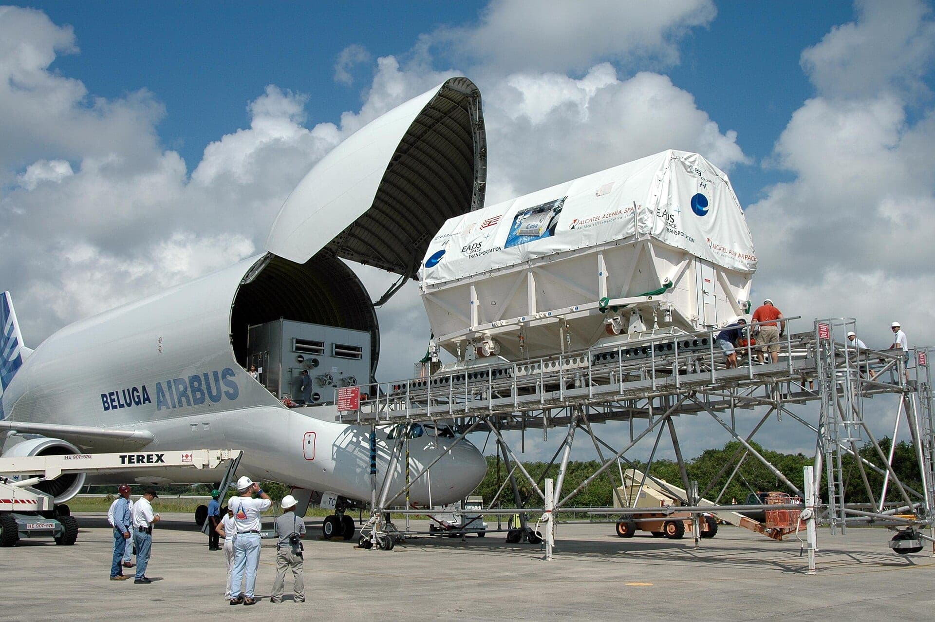 Un Airbus Beluga déchargeant le laboratoire européen Columbus au Kennedy Space Center, en mai 2006