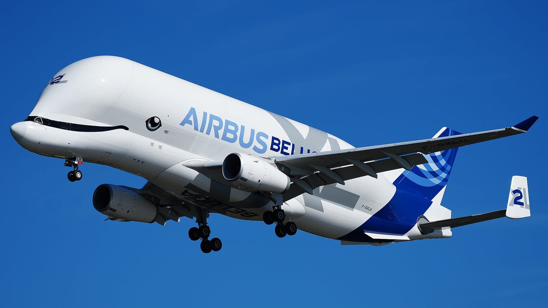 Un BelugaXL en approche de Hambourg-Finkenwerder, transportant des tronçons entre les usines Airbus