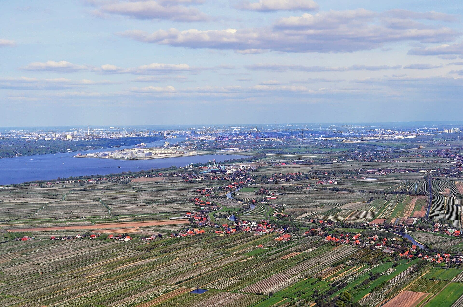 L'usine Airbus de Hambourg-Finkenwerder, au bord de l'Elbe, vue du ciel en 2012