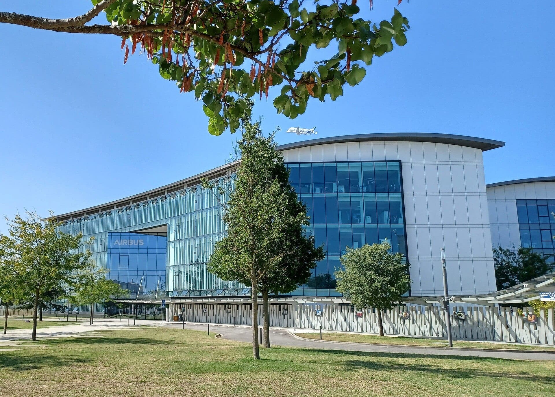 Le siège d'Airbus à Toulouse-Blagnac, survolé par un BelugaXL