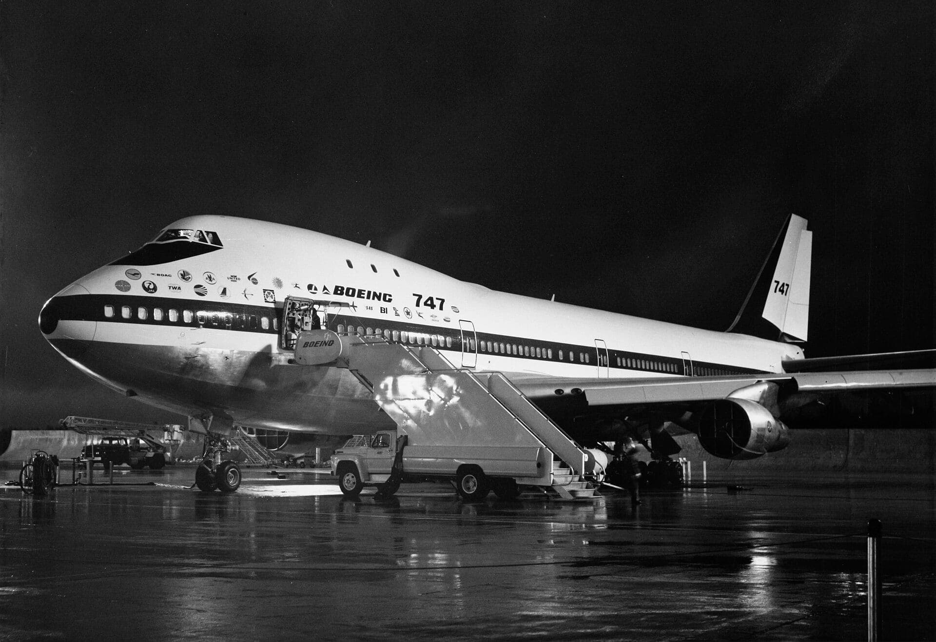 Le premier Boeing 747 présenté au public devant l'usine d'Everett le 30 septembre 1968, portant les marques de ses compagnies de lancement