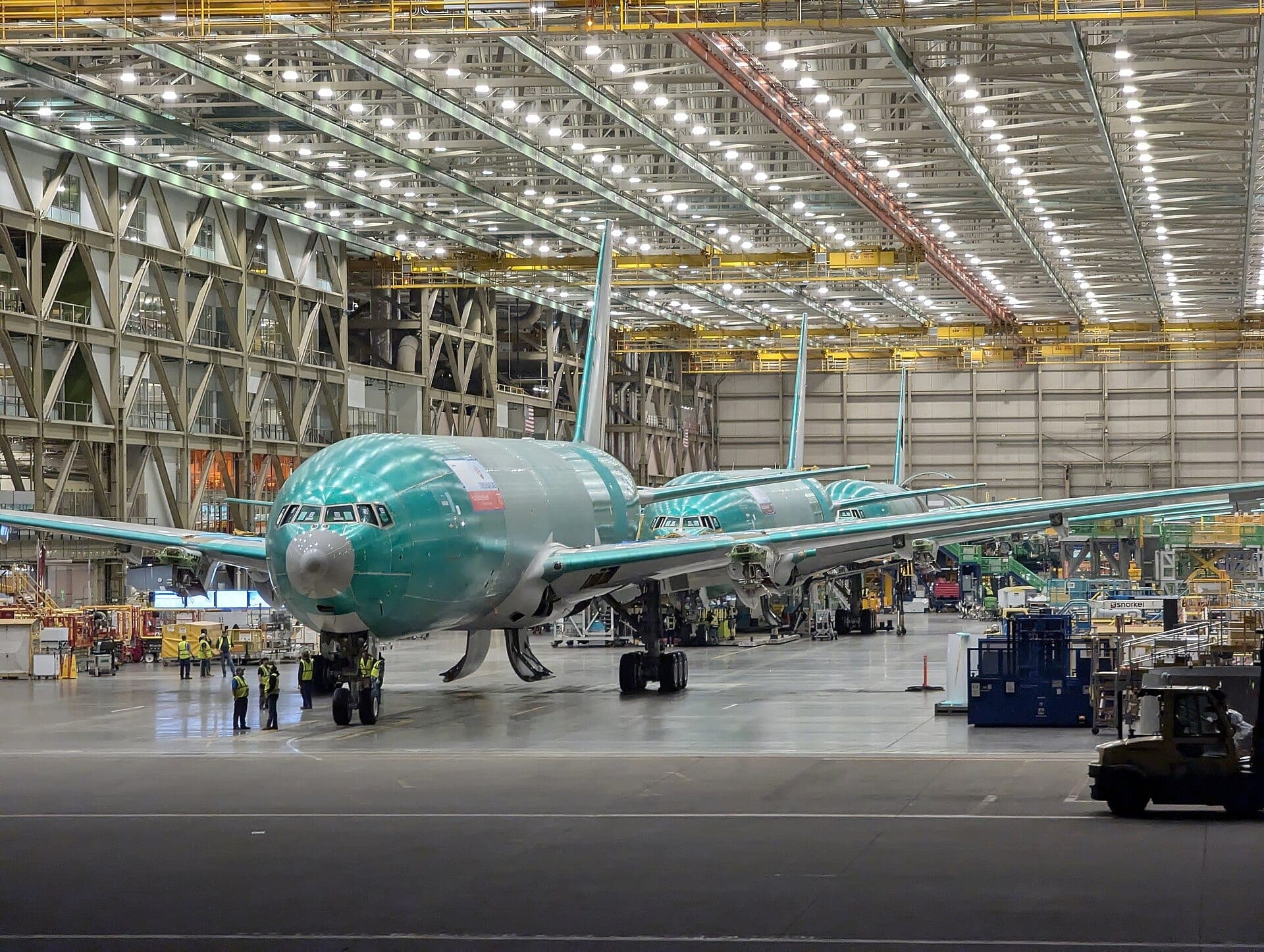 Fuselages de Boeing 777X non peints alignés dans le hall d'assemblage d'Everett