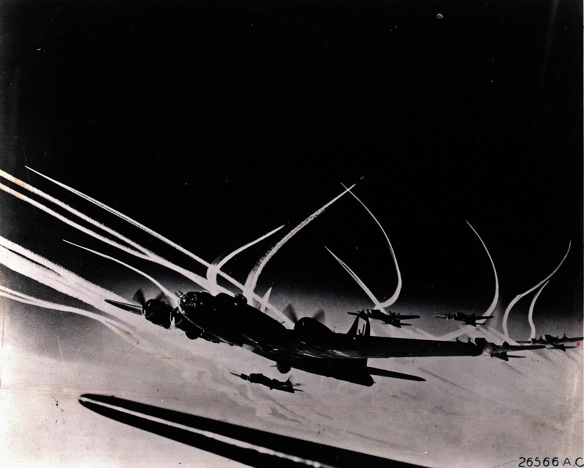 Une formation de B-17F Flying Fortress de la Huitième Force aérienne au-dessus de l'Europe en 1943, laissant des traînées de condensation