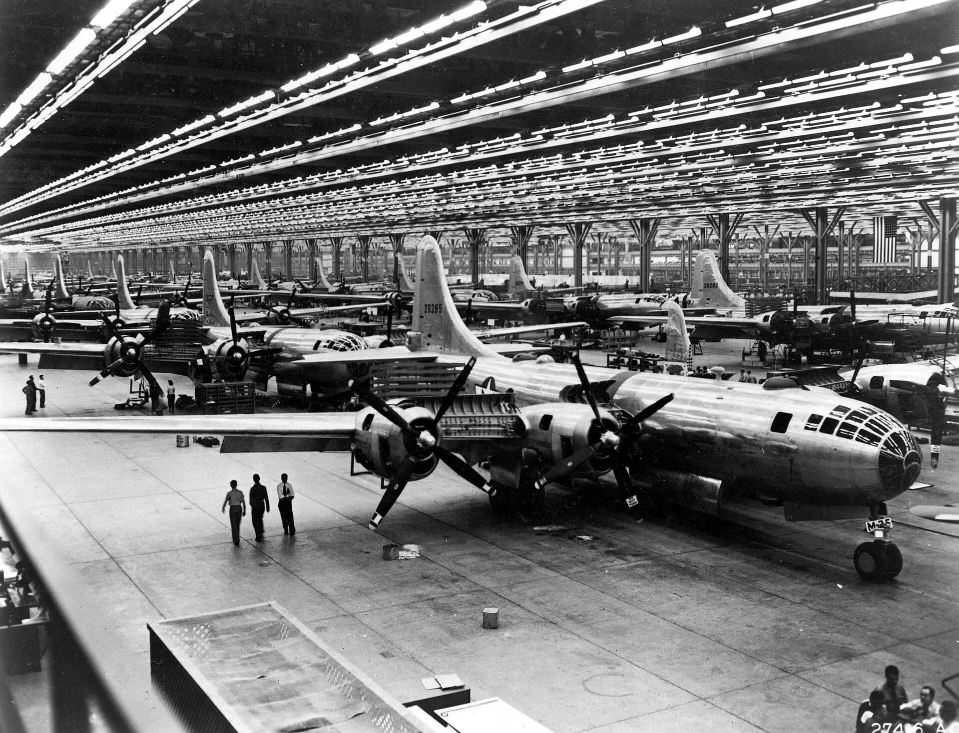Des cellules de B-29 Superfortress sur la chaîne d'assemblage en 1944, ailes et fuselages s'étirant dans le hall