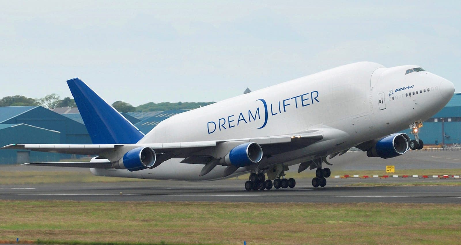 Un Boeing 747 Dreamlifter, cargo hors gabarit converti pour transporter les tronçons de fuselage du 787 entre fournisseurs