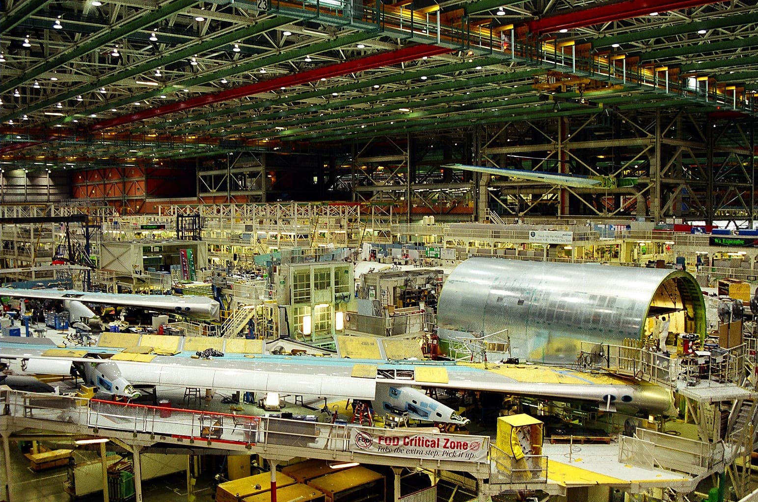 À l'intérieur du hall d'assemblage Boeing d'Everett, des cellules de gros-porteurs sous les fermes de charpente