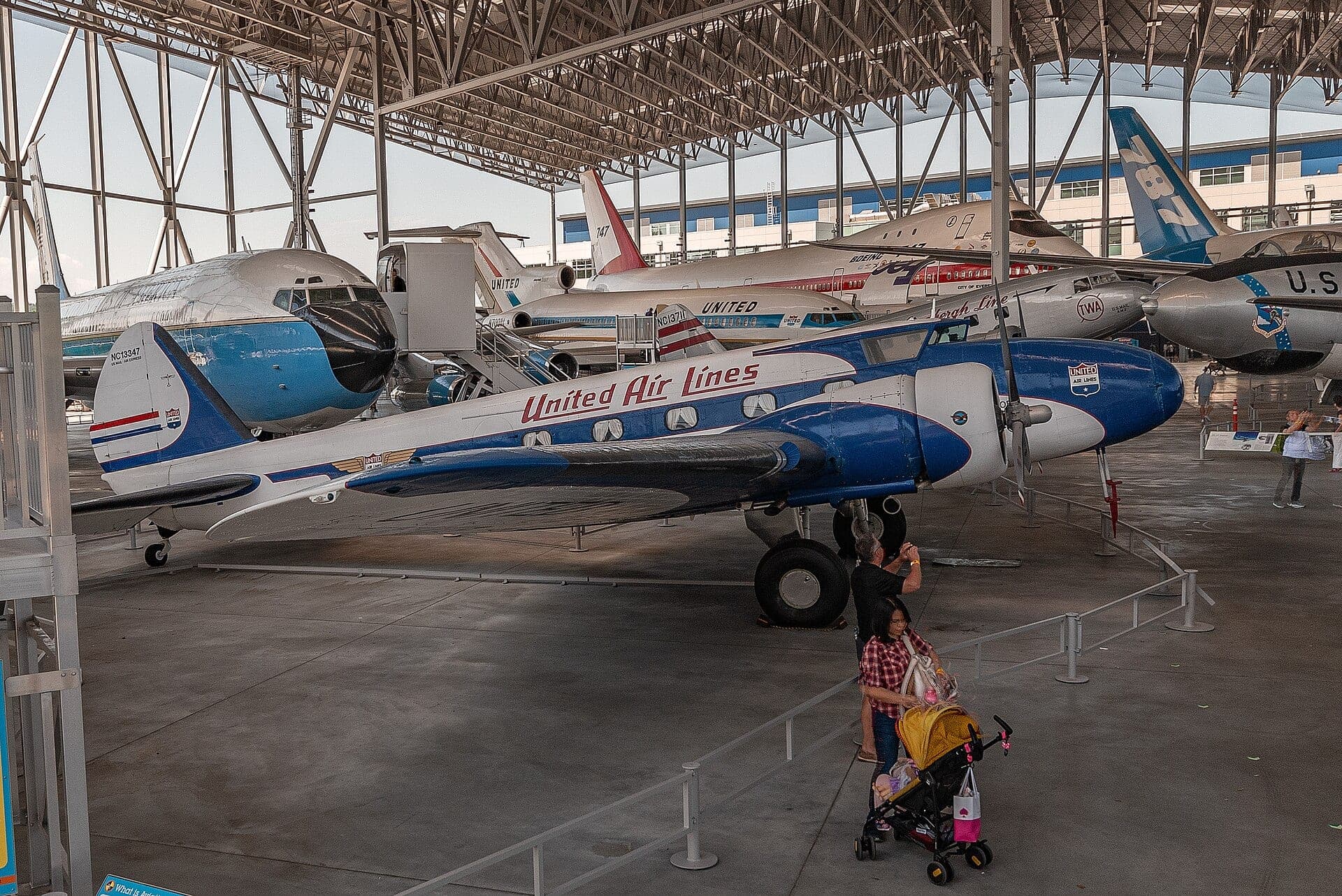 Un Boeing 247 préservé, vu de profil, sa cellule monoplane entièrement métallique et son train rentrant visibles