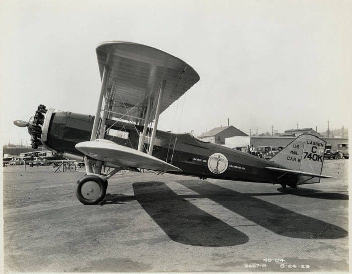 Un avion postal Boeing Model 40-B4 devant l'usine Boeing de Seattle, en août 1929