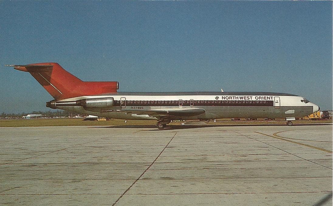 Un Boeing 727-200 de Northwest Orient sur l'aire de Fort Lauderdale en janvier 1970, ses trois réacteurs de queue visibles