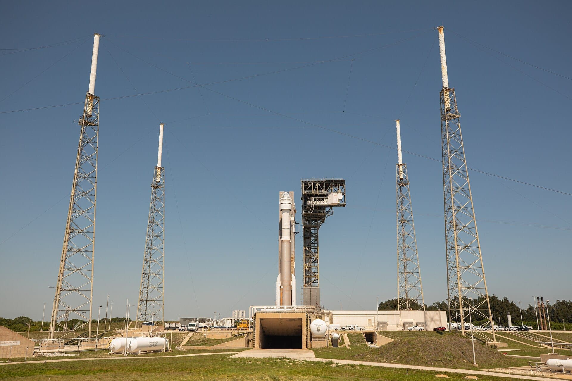 Le vaisseau Starliner de Boeing au sommet d'une fusée Atlas V sur le pas de tir de Cap Canaveral, avant l'essai habité de 2024