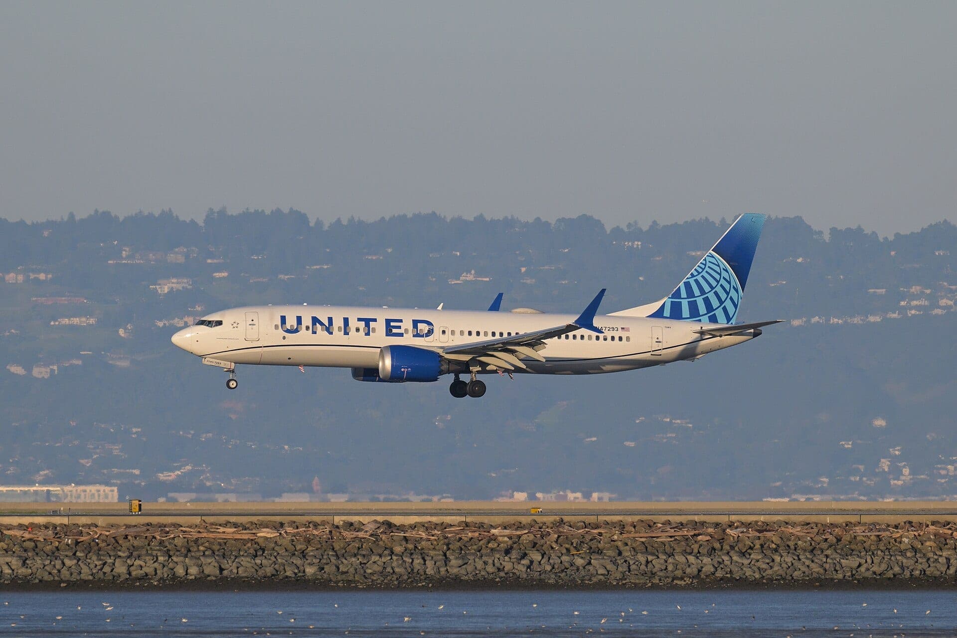 Un Boeing 737-8 MAX d'United Airlines en approche finale de San Francisco, en janvier 2026