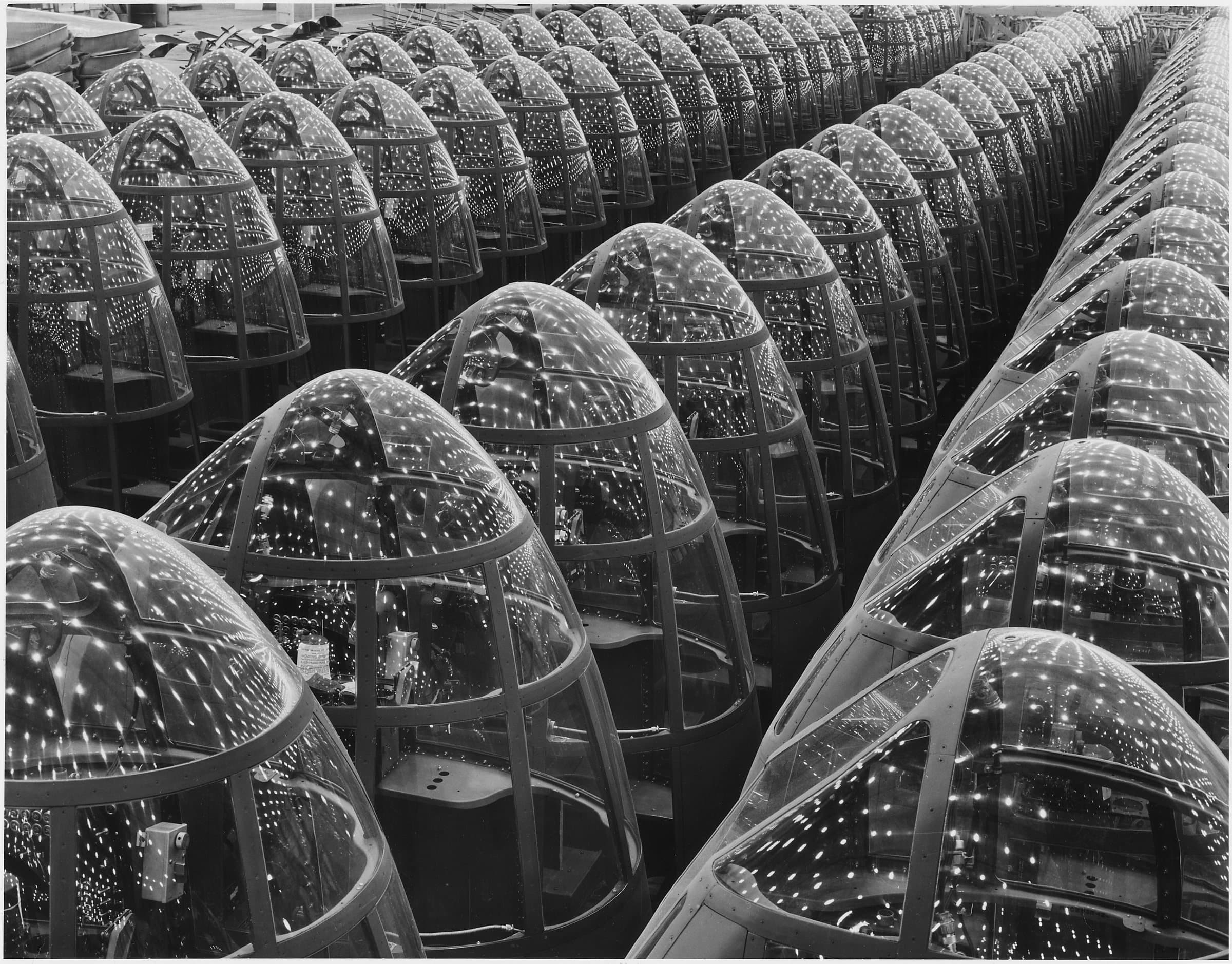 L'usine Douglas de Long Beach, en Californie, en activité de nuit en octobre 1942
