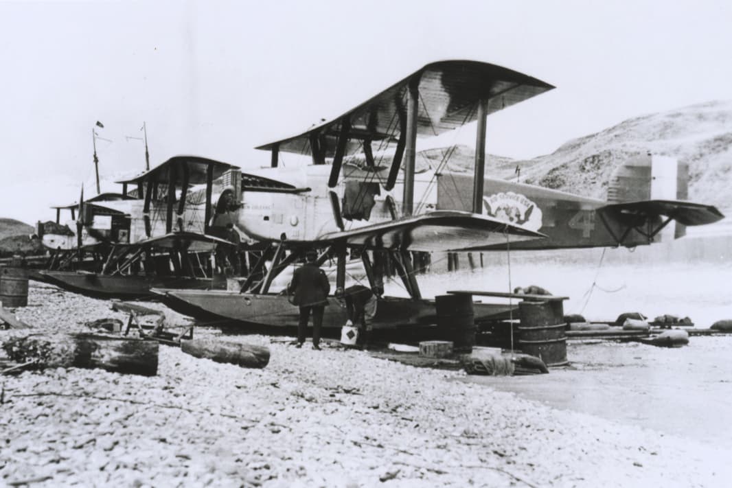Trois Douglas World Cruiser sur une plage pendant le premier tour du monde aérien, en 1924