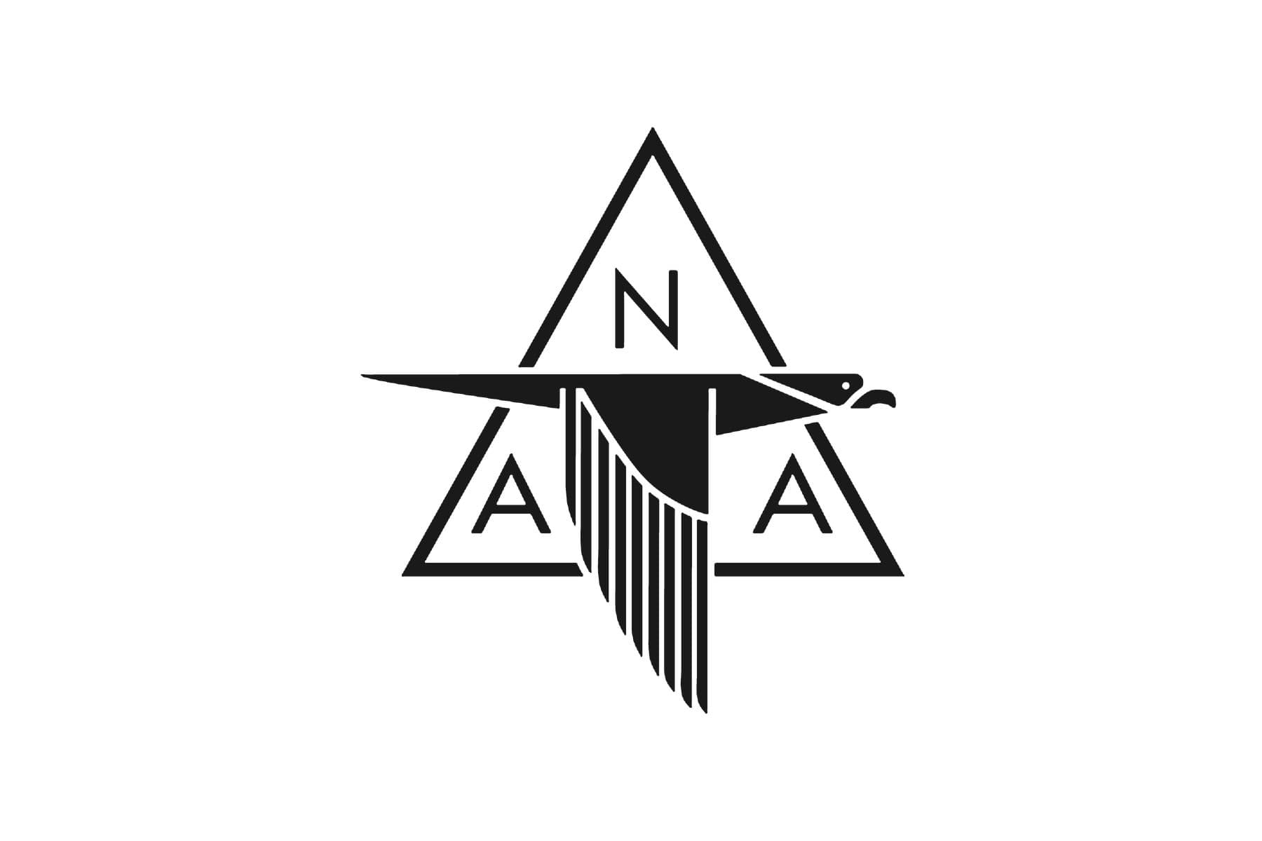 L'emblème de North American Aviation : un aigle en vol devant un triangle portant les lettres N, A et A, en noir sur blanc