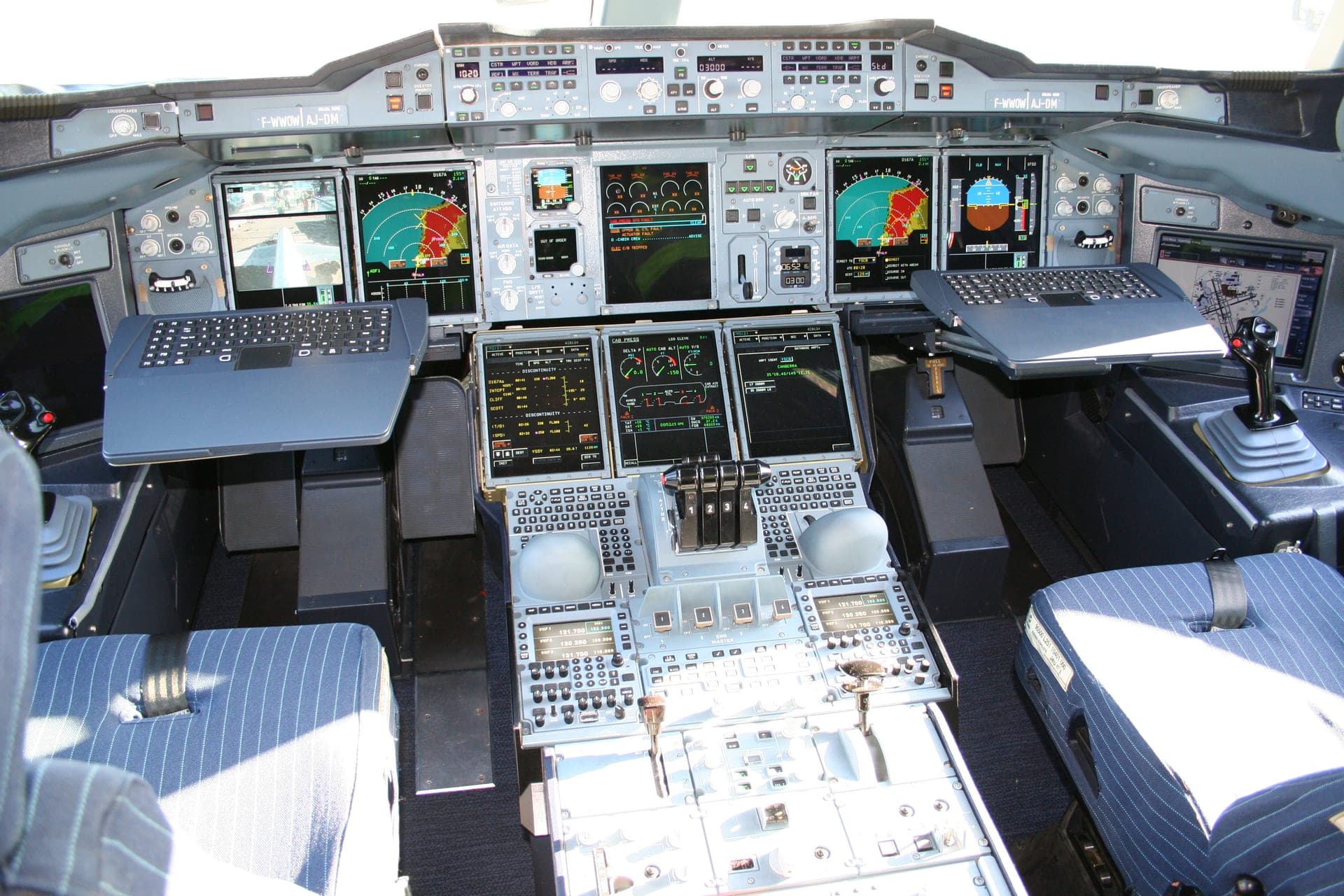 Le poste de pilotage à deux membres d'équipage d'un Airbus A380, avec ses mini-manches latéraux et sa large rangée d'écrans d'affichage électronique