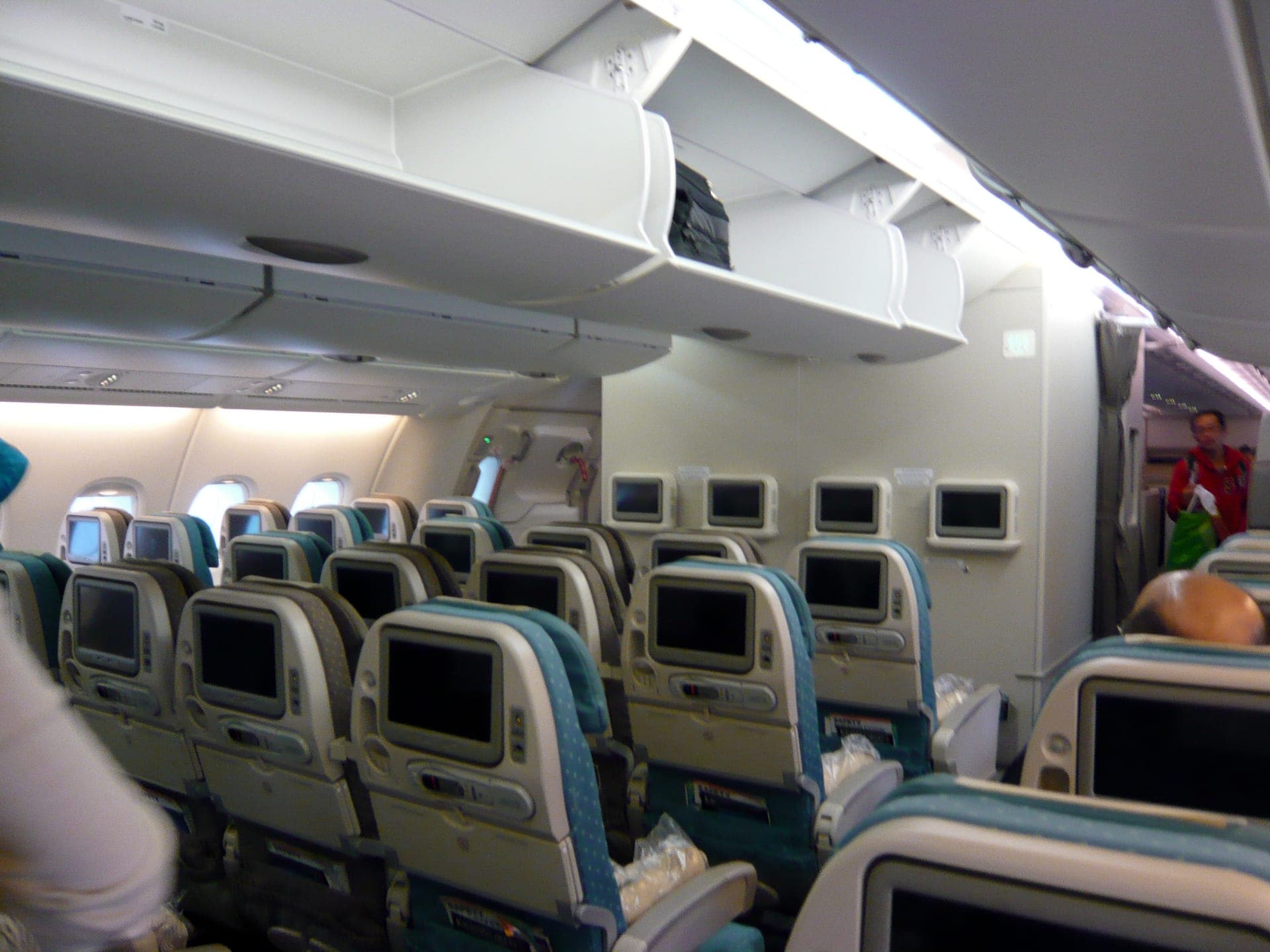 La cabine économique d'un Airbus A380, dix sièges de front sur le pont principal s'étirant vers l'arrière de l'appareil