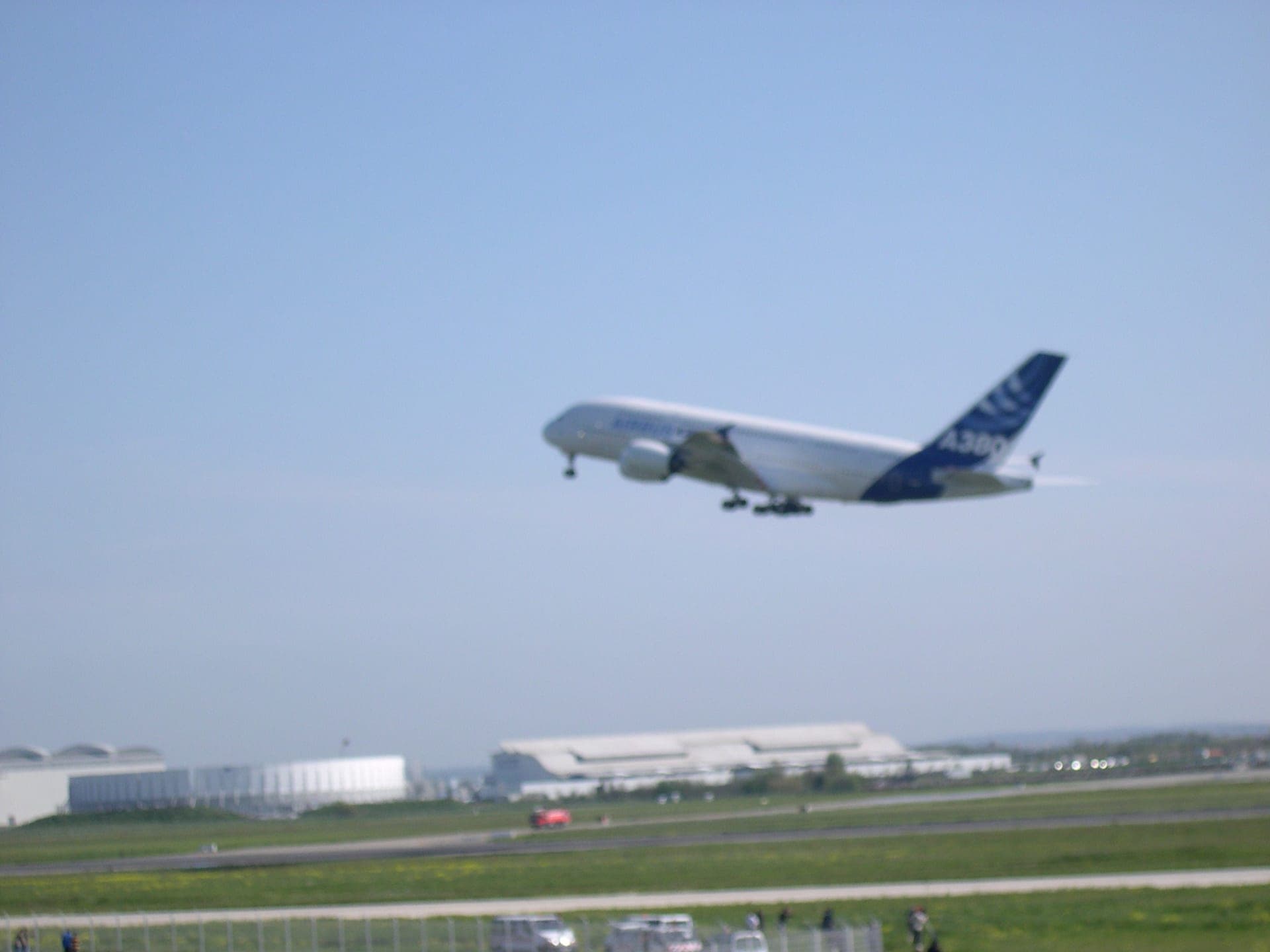 Le prototype de l'Airbus A380, F-WWOW, en vol le 27 avril 2005, lors de son premier vol depuis Toulouse-Blagnac