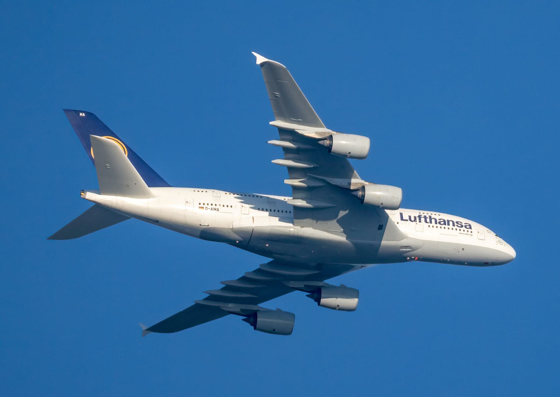 Un Airbus A380-841 de Lufthansa, D-AIMA, vu de profil au sol, l'emblème de la grue de la compagnie visible sur la dérive