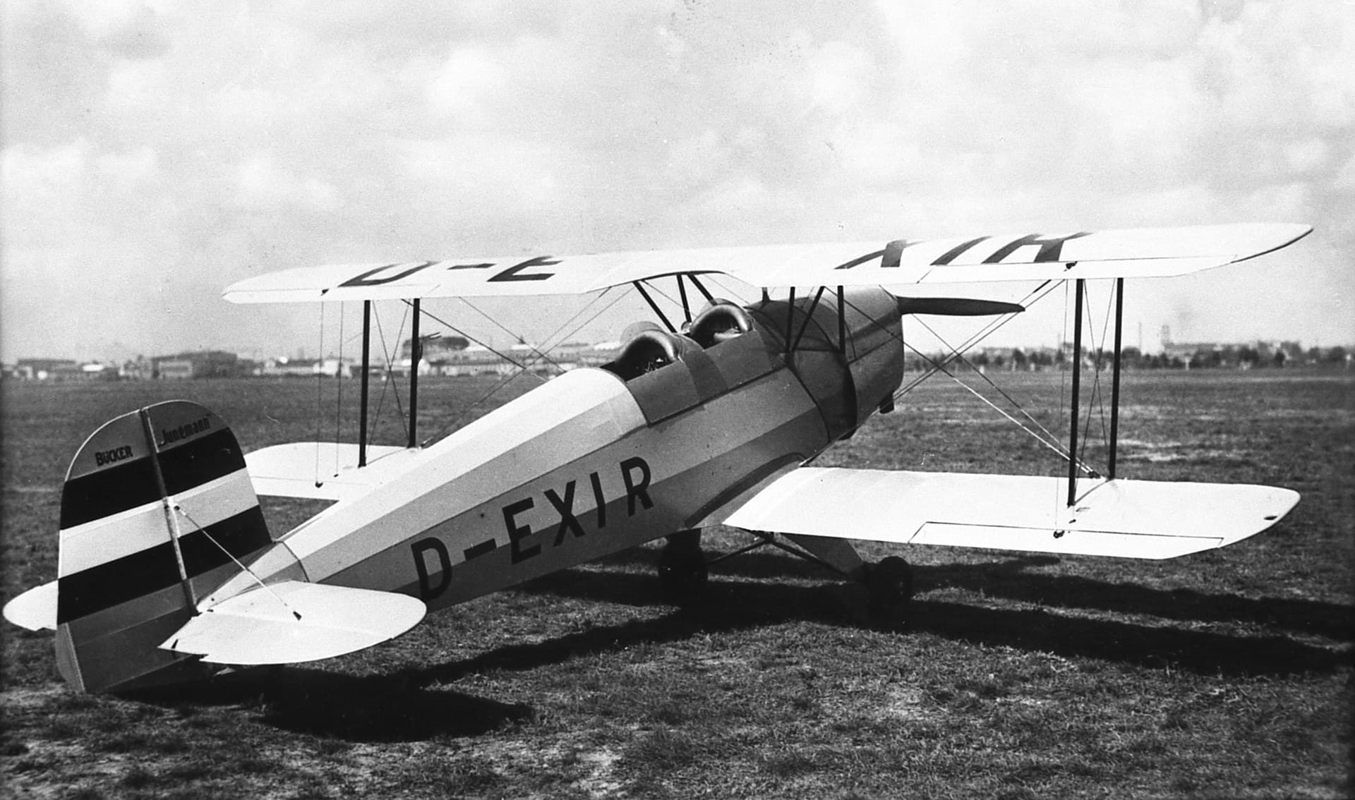 Un biplan Bücker Bü 131A Jungmann, immatriculé D-EXIR, photographie d'usine vers 1935