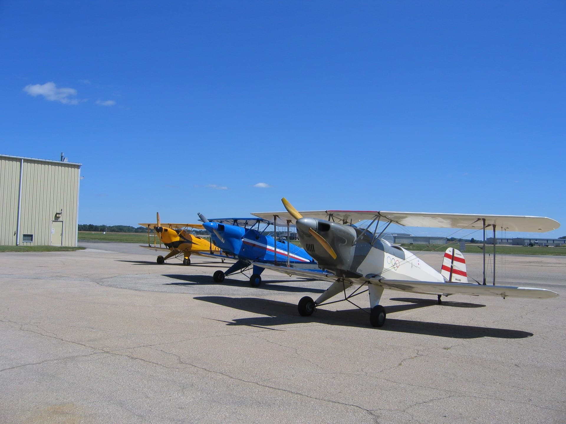 Deux Jungmann rémotorisés avec des moteurs à plat Lycoming, stationnés côte à côte