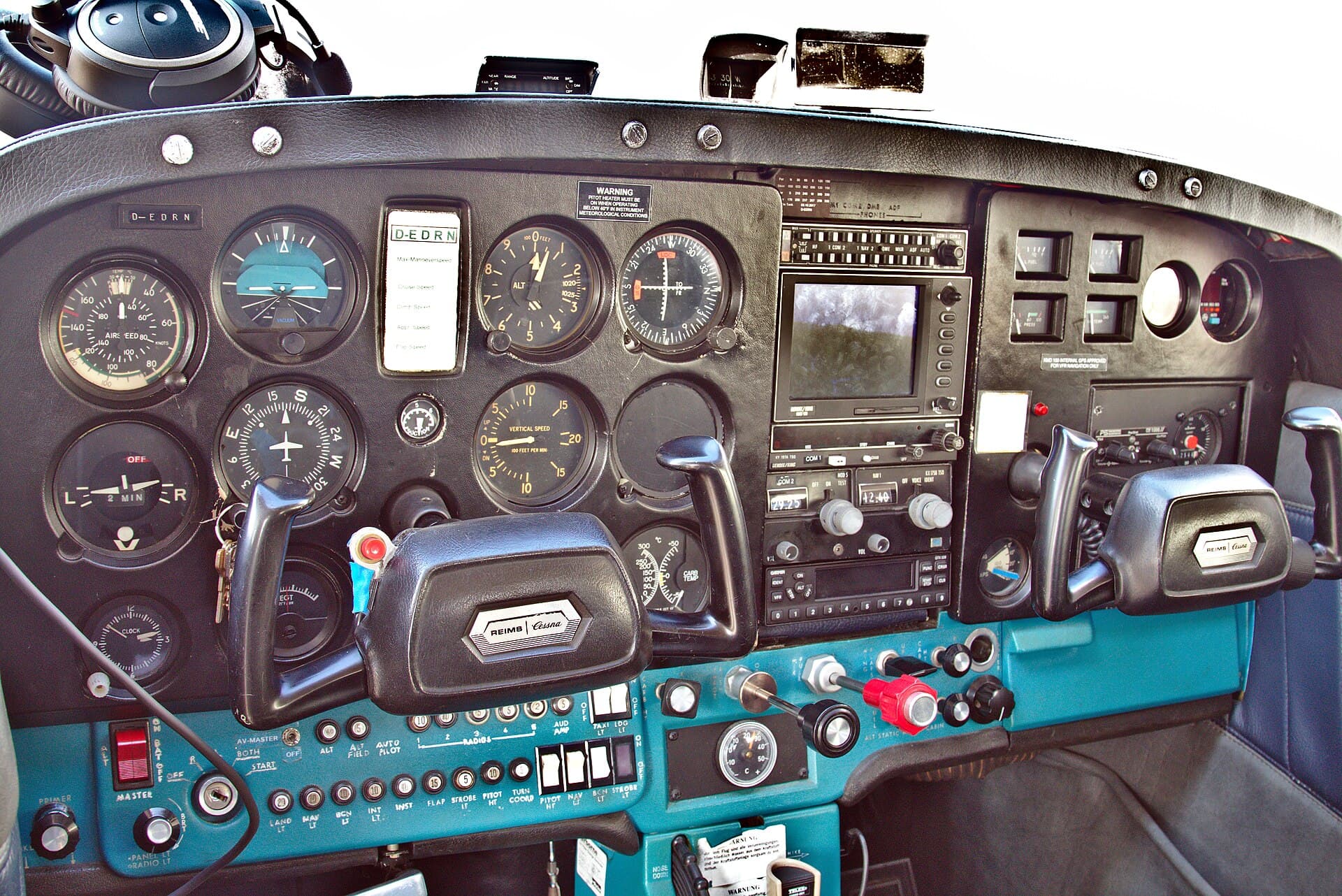 The analogue instrument panel of a Cessna 172, D-EDRN