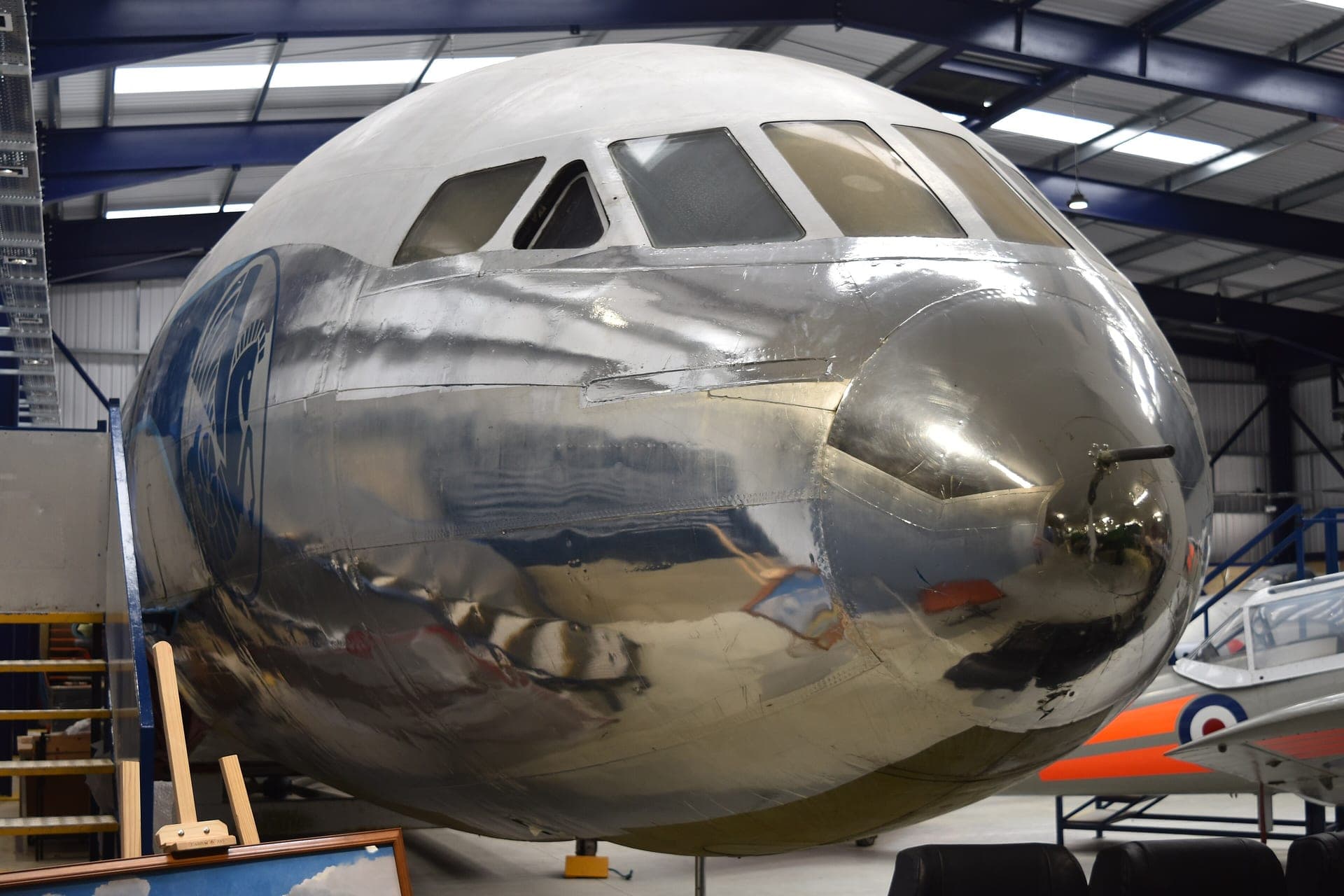 Le fuselage préservé du Comet 1A F-BGNX au de Havilland Aircraft Museum, seule cellule survivante à avoir conservé ses hublots d'origine à coins carrés