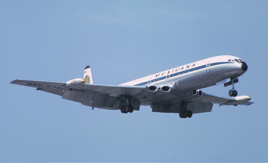 Un Comet 4C de la Mexicana de Aviación, la version long-courrier associant le fuselage allongé du Comet 4B à une capacité de carburant accrue