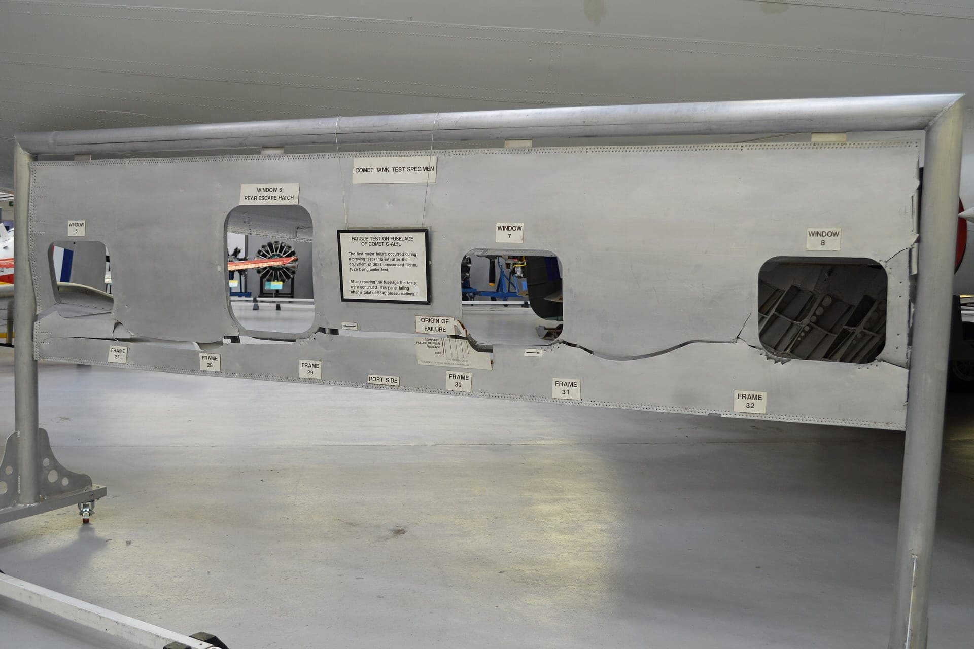 Un panneau de fuselage récupéré du Comet 1 G-ALYU, conservé comme pièce à conviction de la fissuration par fatigue mise en évidence lors de l'enquête de 1954