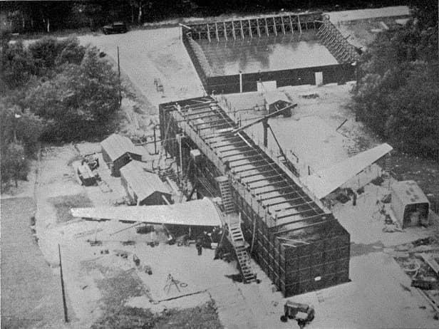 Le fuselage du Comet 1 G-ALYU immergé dans le bassin d'essai du Royal Aircraft Establishment à Farnborough pour les essais de fatigue par pressurisations répétées, 1954