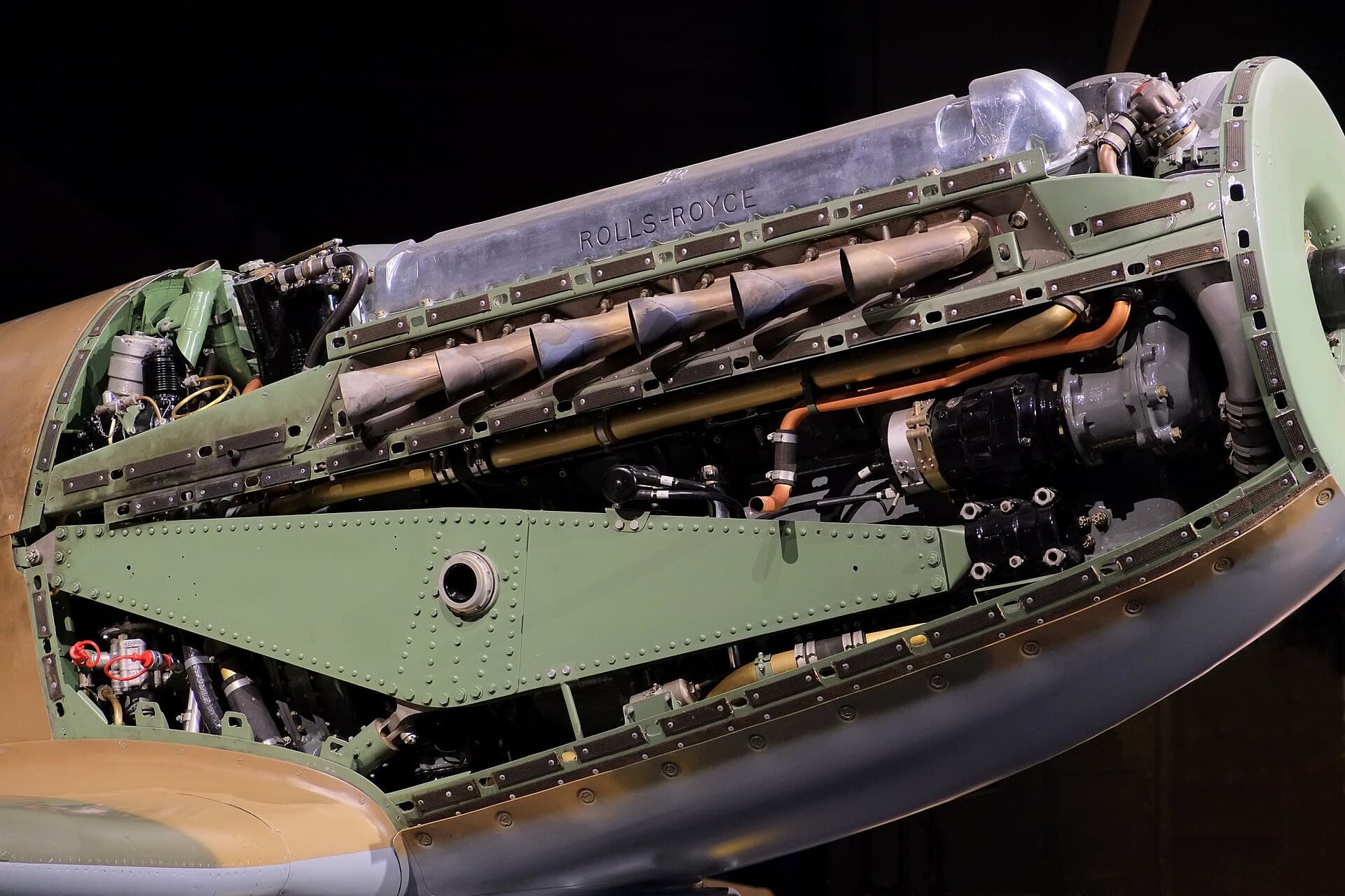 Le moteur Rolls-Royce Griffon d'un Spitfire Mk XIV conservé, exposé sous des capots ouverts