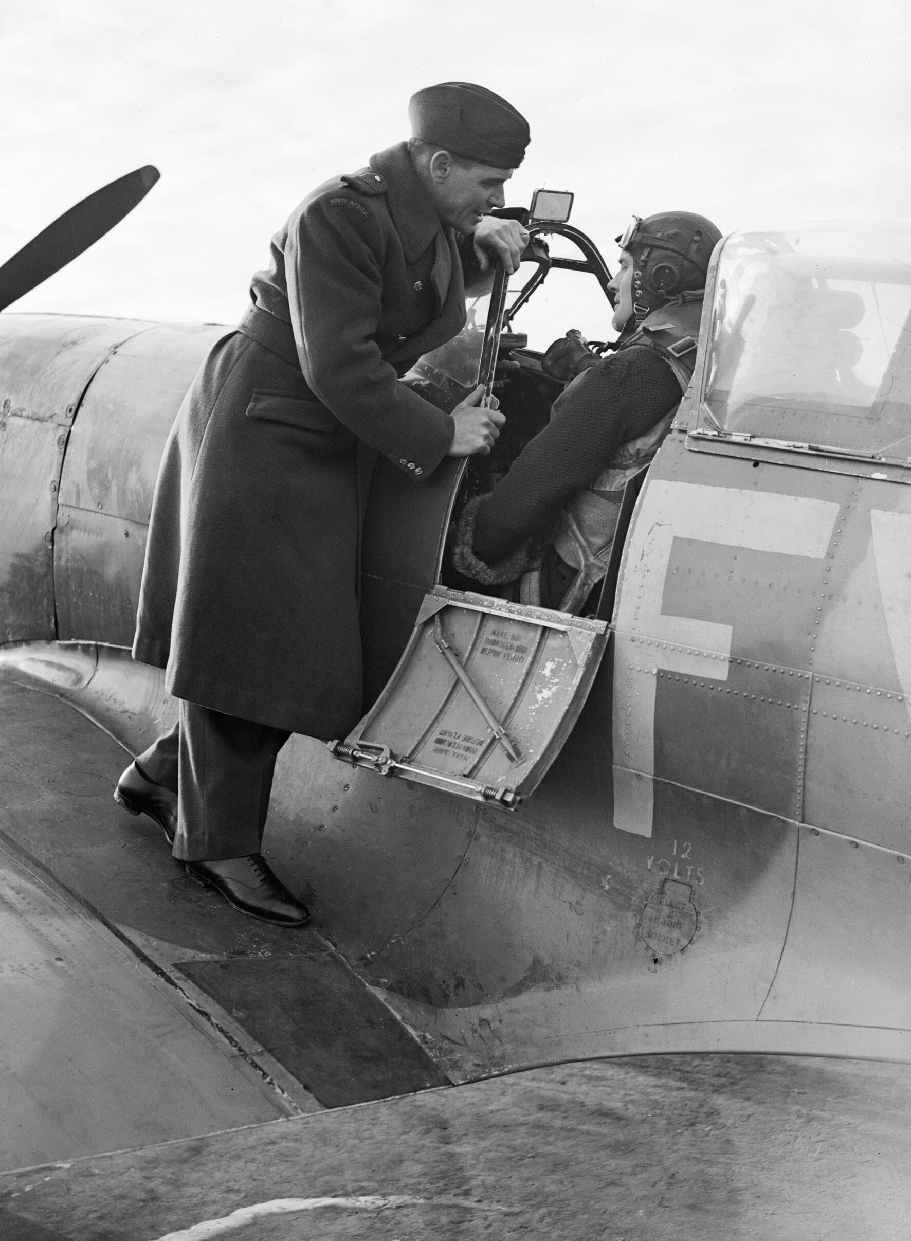 Le Group Captain A. G. « Sailor » Malan sur l'aile d'un Spitfire Mk IX à Biggin Hill, le 2 janvier 1943